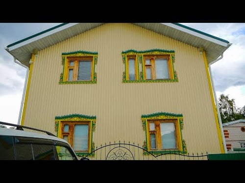 How do modern, well-off families live in a Russian village?