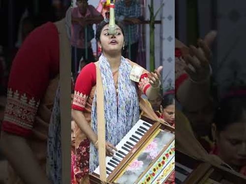 কুমারী পূজা রাণীর কীর্তন শুনে ভক্তরা অর্থ উপহার দিলো।