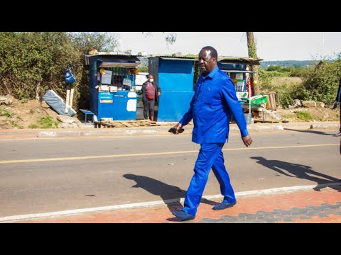 SEE RAILA ODINGA WALKING TO BUS STAGE TO BOARD A MATATU TO TOWN!!