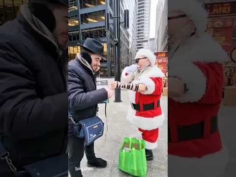 Santa Wrapping Tefillin in NYC 🎅🏼 Cred: COLlive