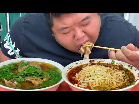 Monkey brother went to a restaurant to eat chicken racks. The big bowl of Lamen noodles was a perfe