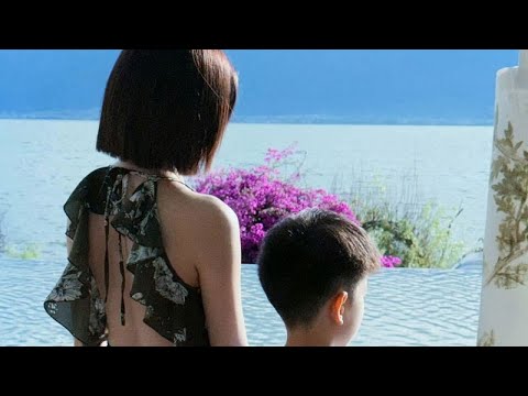 42岁陈妍希晒母子背影照!露背装惊艳,8岁儿子身高至妈妈肩膀