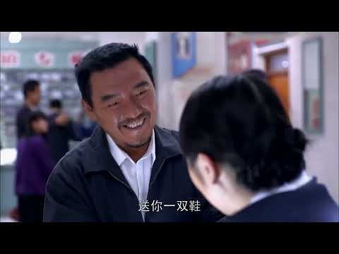 老乞丐进城推销皮鞋,前台小姑娘不屑一顾,哪料看一眼鞋眼睛就亮了