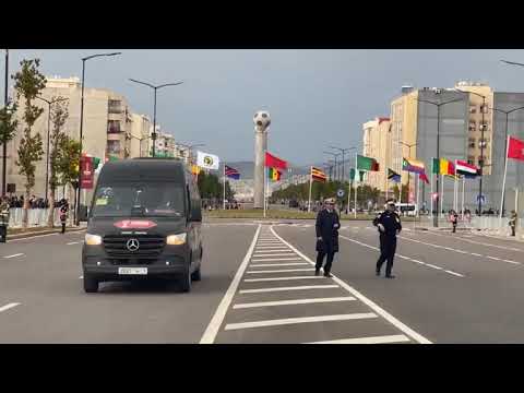 عاجل من فاس لحظة وصول حافلة المنتخب التانزاني لمركب فاس الكبير