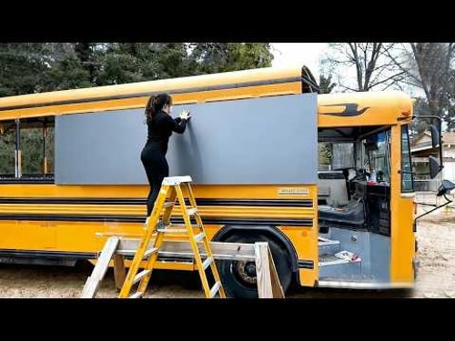 Um casal transforma completamente um ônibus escolar em uma casa sobre rodas