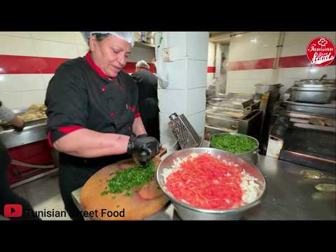 حصريا دخلنا مطبخ أكبر مطعم في شارع فلسطين - LES DAUPHINS - إلّي سمّاك غناك