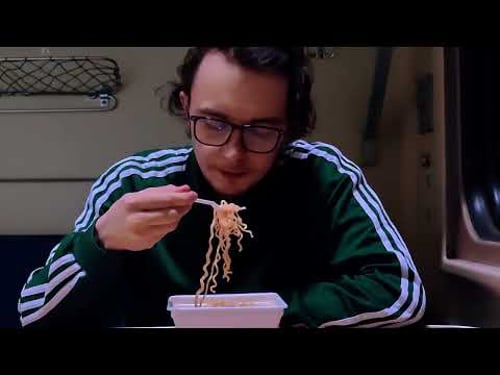 DIMAVIPER ЕСТ ДОШИРАК В ПОЕЗДЕ!