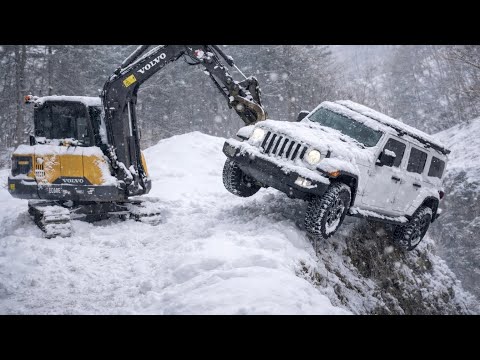 I escaped before the car overturned ! Camping with cats on a snowy mountain
