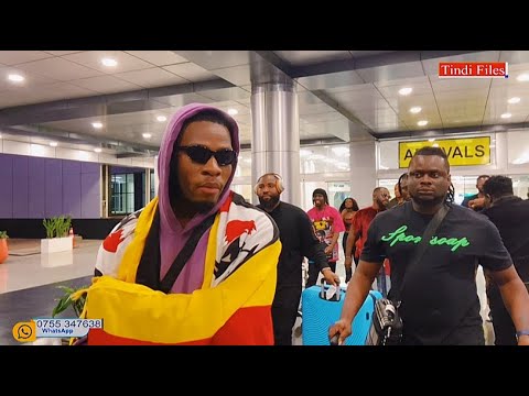 Nigeria’s🇳🇬Joeboy Arrives In Uganda For His Lavida Rave Concert At Lugogo, Welcomed At The Airport.