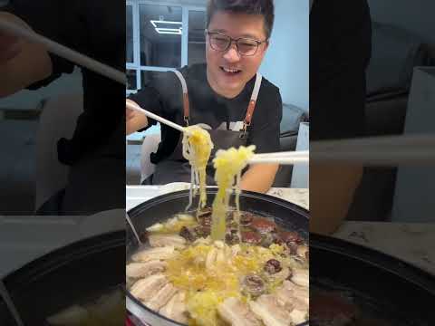 终于能吃到新的东北菜!酸菜炖血肠!还有什么东北菜没吃过?