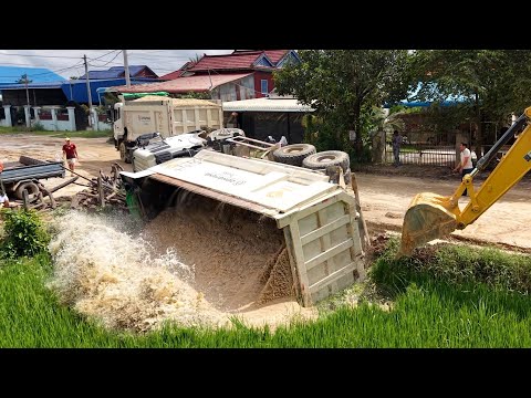 Incredible landfill! Handle With Care Dump truck 25ton Drive Back Uploading Landslide Overturned CA…