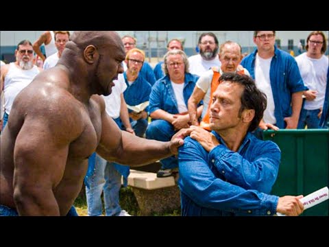 المسـ ـاجين بيفتكروه ضعيف لان جسمه قليل وبيتفاجئو انه مقـ ـاتل محترف وبيعلمهم كلهم الادب .. سجـ ـون