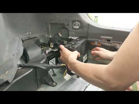 Replace 12V Battery - 2005 Toyota Prius (2004-2009, 2nd Gen)
