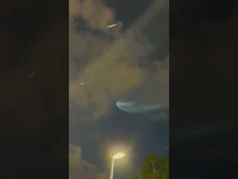 Second clip of #spacex rocket glowing over #losangeles as it shoots to the heavens. 🚀🛰️🌎#elonmusk