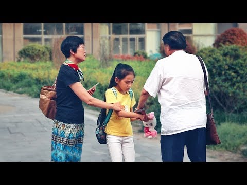 When a little girl is being kidnapped by a strange uncle 当小女孩被中年男子诱拐,一位小伙指着他鼻子吼道:快滚!(中国社会实验)