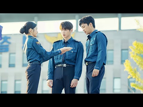 بنت طيبه بتدخل كليه الشرطه بالصدفه وبيقع في حبها اغني واوسم شاب في الكليه ملخص رجال شرطة مبتدئون ج١