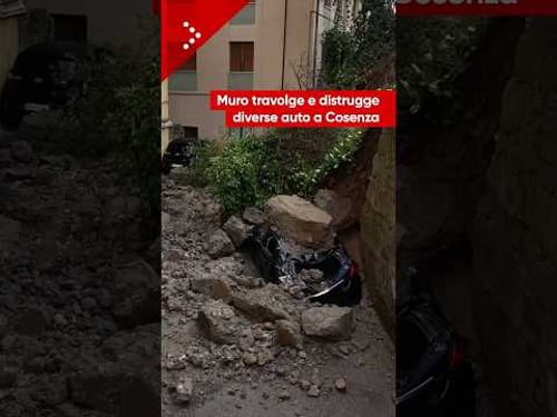 Maltempo a Cosenza, muro di contenimento frana e distrugge diverse auto