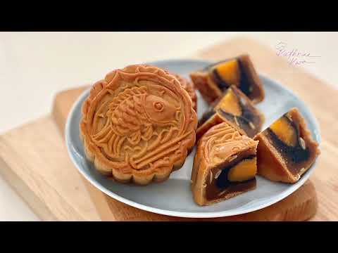 Black Sesame Egg Yolk Lotus Seed Paste Mooncake 黑芝麻蛋黄莲蓉月饼 | 广式月饼