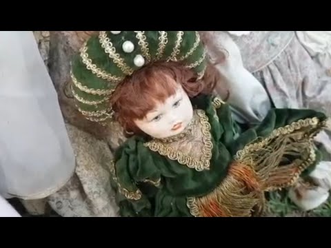 Found it in a dump and took it! It's a realm of wonder, not Australia. Antiques and vintage items...