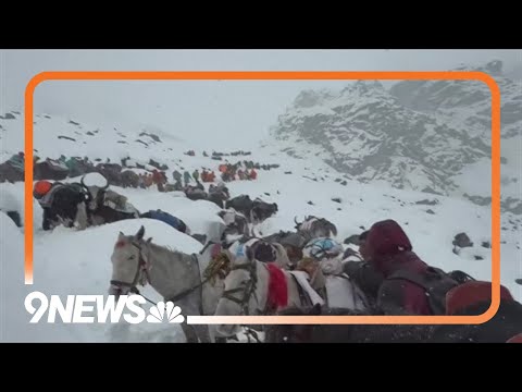 Blizzard traps hikers climbing Mount Everest