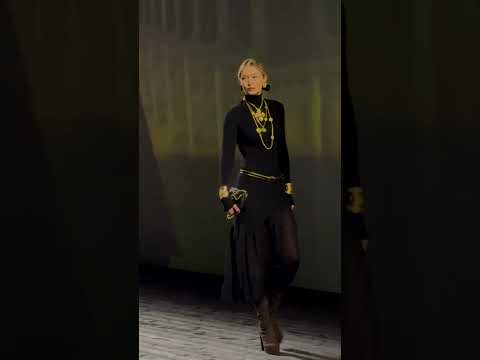 NEW! Gigi Hadid walking for Chanel FW24 #models #runway #gigihadid