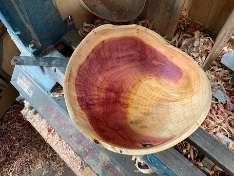 Richard Raffan turns a natural edge tripod bowl.