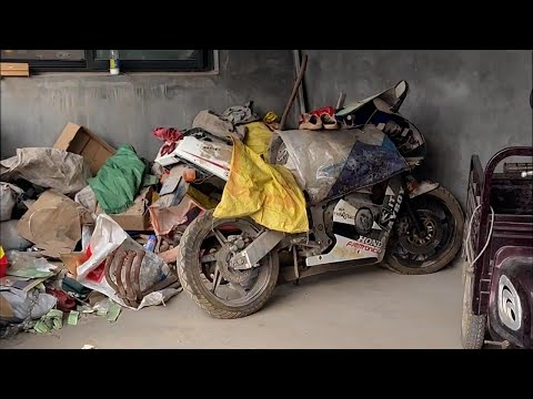 Restoring a classic 1988 Honda CBR22 250CC for an elderly friend. Revamping the classic CBR22.