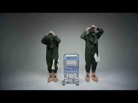 Надевание многоразового защитного комбинезона. COVID-19