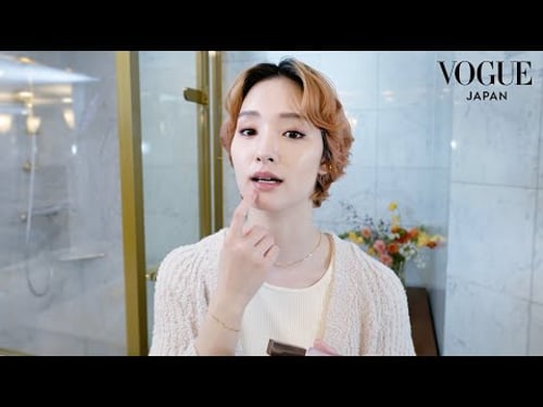Ayame Goriki shows off skin care products to improve rough skin and sophisticated pink makeup. | ...