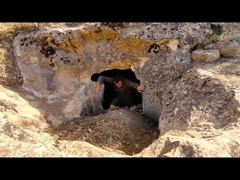 DIY - Underground Bunker, Bushcraft Camp, Cave Camping in the Wild