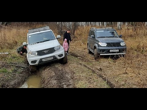 Сравнение в грязи УАЗа на автомате и механике