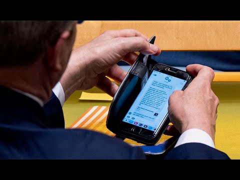 Photographer catches DAMNING text on Trump official’s phone