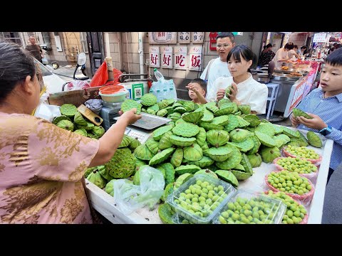中國南昌本地人最愛美食街,特色街頭小吃遍佈,白糖糕熱罩子酥軟甜糯,新鮮出爐綠豆餅皮薄餡多,瓦罐煨湯搭配南昌拌粉簡直早餐絕配,茉莉花豆漿冰爽香甜,真材實料的雪豆腐更是一絕#江西南昌#南昌美食#大陸早市