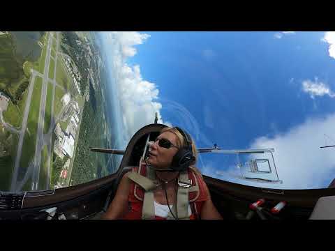 Patty Wagstaff 360-degree airshow in an Extra 300