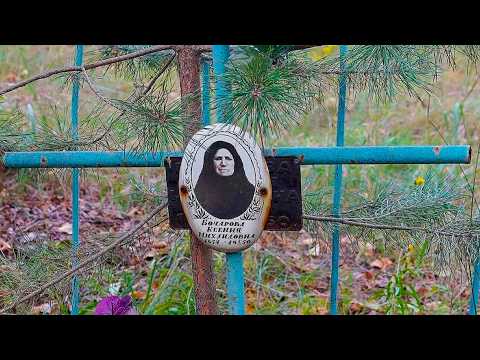 I LOOKED AT THE GRAVE... BUT ALREADY ON THE EXIT, SOMEONE WAS SEEING ME OUT.