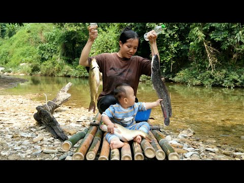 Single mother and baby - went to the stream to catch fish and caught many giant fish.