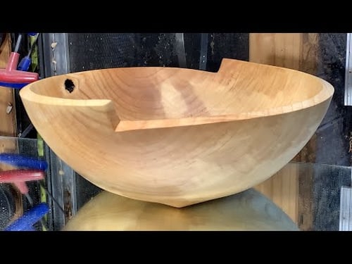 Richard Raffan turns a spiral rim tripod bowl.