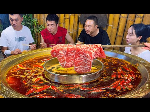 家裡來了幾個美女,大哥高興得讓二弟做“牛肉火鍋”,香辣爽口一桌人吃美了【鐵鍋視頻】