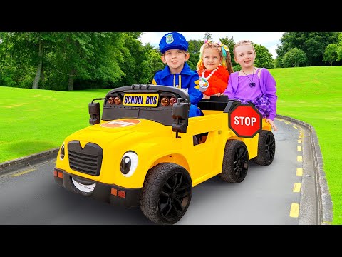 Alex åker skolbuss! 🚌🎒 Han hjälper sina vänner till skolan!