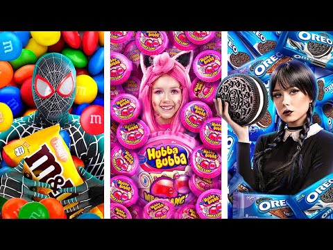 ¡Desafío extremo del escondite en cajas! ¡Merlina Addams y Vampiro vs Hombre Araña y Sirena!