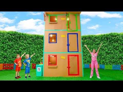 Chris y sus amigos juegan con la Casa de Cartón Gigante