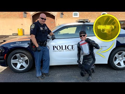 Found Gun, 7 knives and a Safe Underwater in the River! (Police Called)