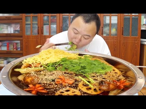 🔥【麻辣香锅真香警告】阿强爆炒豪华版麻辣香锅,肉山堆到屏幕外,网友弹幕:快救我口水!