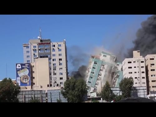 لحظة تدمير طائرات الاحتلال الإسرائيلي "برج الجلاء" في مدينة غزة