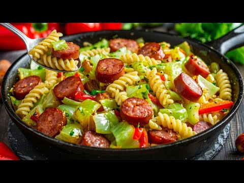 Gebratener Kohl mit Würstchen, Nudeln und Speck ist so lecker! Rezept von meiner Freundin aus Polen!