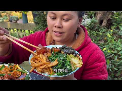 I made a pot of braised pork today, and it's so delicious with a few side dishes!