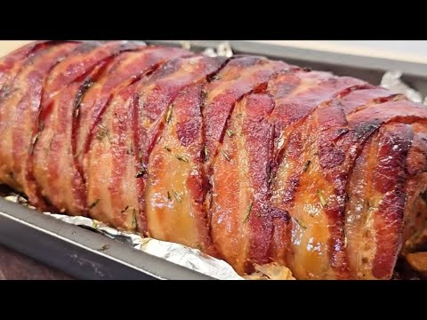 Surprise your guests at Christmas dinner! Stuffed and succulent pork loin with bacon.