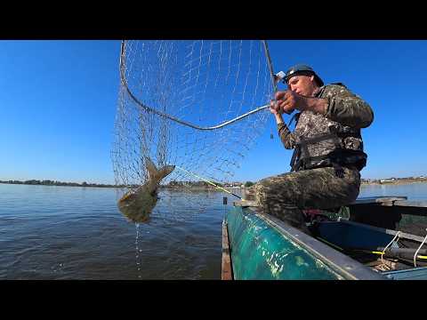 КУЧА РЫБЫ У ВСЕХ ПОД НОСОМ НА ДОНКУ С ПОДПУСКОМ. ЛОВИМ КРУПНОГО ЛЕЩА И КАРАСЯ. Рыбалка на Волге.