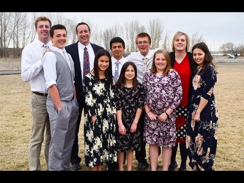 Secret Santa surprises couple who took in 4 children following the tragic death of their parents