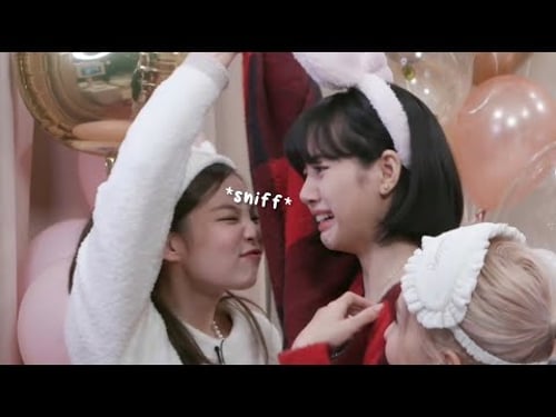 jennie teasing lisa for 7 minutes straight